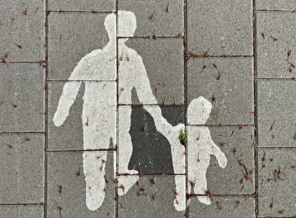 Parent and child. PHOTO: Suzi Kim/UNSPLASH