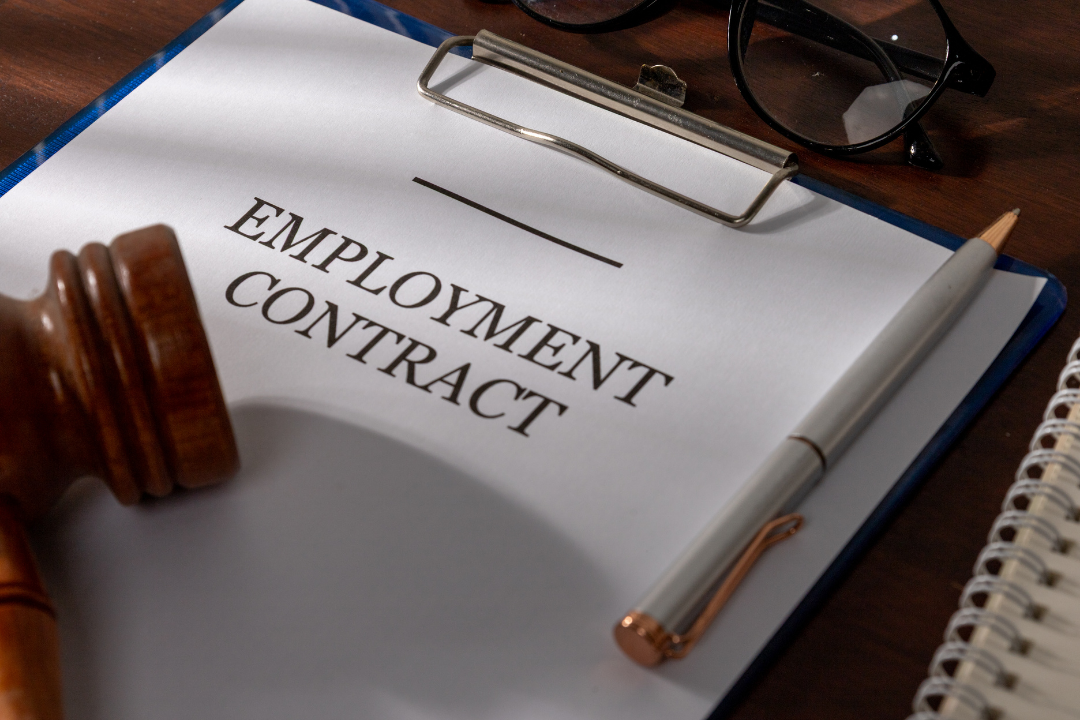 Is a fixed-term employee a regular employee despite contract renewals? PHOTO: kamitana/KAMITANA_STUDIO